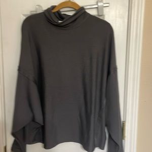 Umgee M turtleneck top nwt